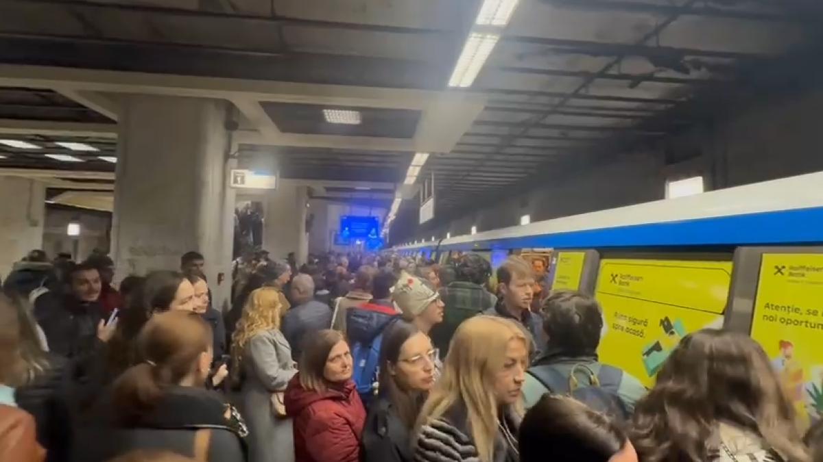 Probleme majore în circulația metroului bucureștean în această dimineață, după ce un tren de pe Magistrala 2 a fost retras din circulație în urma unei defecțiuni la uși