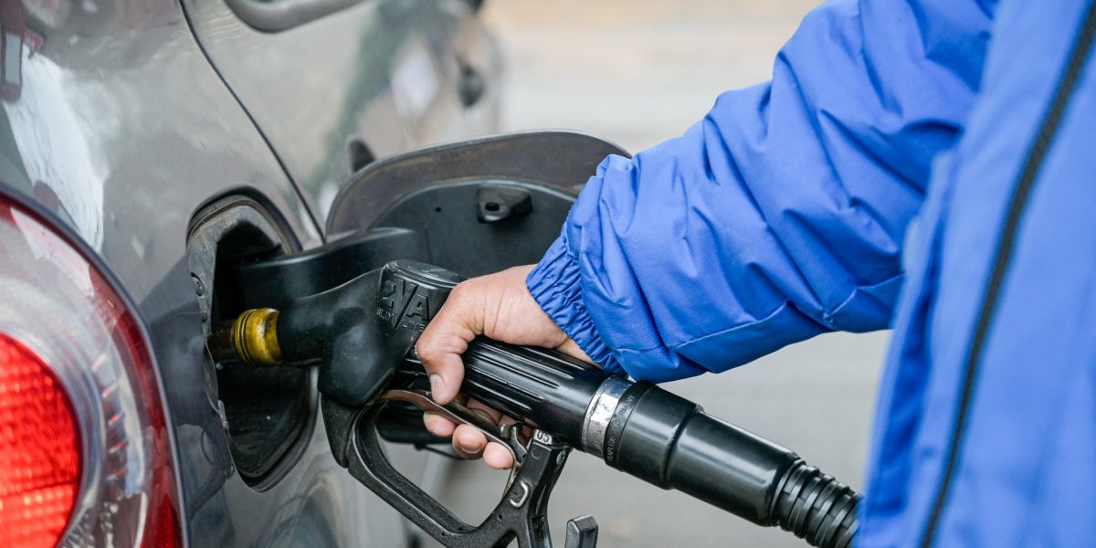 Petrolul la 100 de dolari baril, o amenințare tot mai aproape: traficul naval în scară aproape inexistent în Strâmtoarea Hormuz Piața energetică globală se află în fața uneia dintre cele mai grave crize din ultimele decenii, pe măsură ce traficul maritim prin Strâmtoarea Hormuz, un punct crucial pentru aprovizionarea mondială cu petrol, aproape că s-a oprit complet