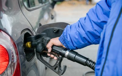 Petrolul la 100 de dolari baril, o amenințare tot mai aproape: traficul naval în scară aproape inexistent în Strâmtoarea Hormuz Piața energetică globală se află în fața uneia dintre cele mai grave crize din ultimele decenii, pe măsură ce traficul maritim prin Strâmtoarea Hormuz, un punct crucial pentru aprovizionarea mondială cu petrol, aproape că s-a oprit complet