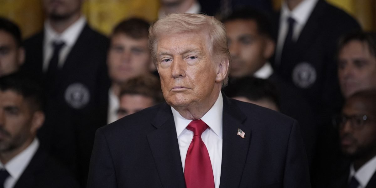 Tensiuni fără precedent pe scena petrolieră internațională: prețul Barilului depășește pragul de 90 de dolari după declarații dure ale președintelui american Anunțurile recente ale președintelui Donald Trump privind politica față de Iran au provocat o creștere explozivă a prețului petrolului, atingând pentru prima dată de mai bine de un an nivelul de 90 de dolari pe baril