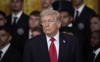 Tensiuni fără precedent pe scena petrolieră internațională: prețul Barilului depășește pragul de 90 de dolari după declarații dure ale președintelui american Anunțurile recente ale președintelui Donald Trump privind politica față de Iran au provocat o creștere explozivă a prețului petrolului, atingând pentru prima dată de mai bine de un an nivelul de 90 de dolari pe baril