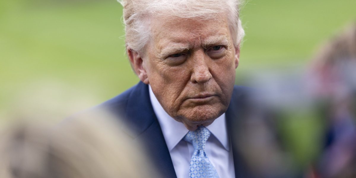 Escaladarea tensiunilor în Orientul Mijlociu a atins un nou nivel alarmant, după ce președintele SUA, Donald Trump, a lansat amenințări directe la adresa Iranului, avertizând că, dacă Teheranul nu va redeschide Strâmtoarea Hormuz, va riposta dur prin distrugerea centralelor electrice ale țării