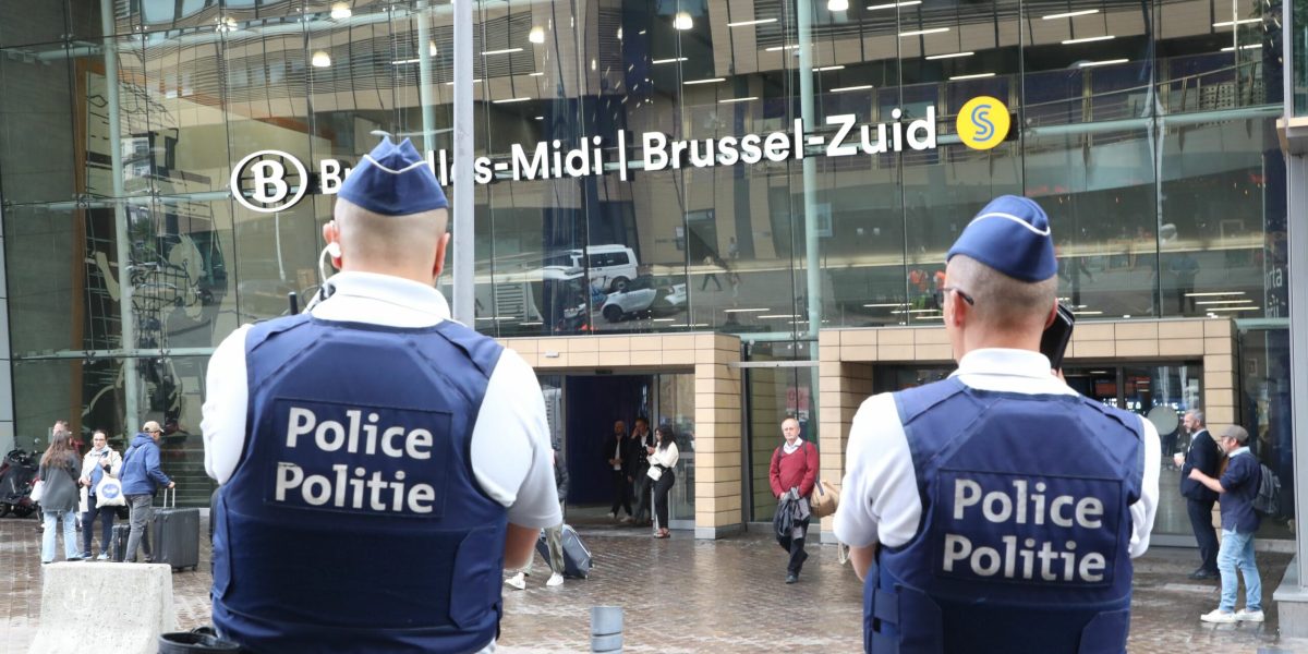 Gara Bruxelles-Midi, unul dintre cele mai aglomerate puncte de acces feroviar din capitala Belgiei, a fost evacuată luni seara în urma descoperirii a două colete suspecte pe două peroane, declanșând o operațiune de urgență menită să asigure siguranța pasagerilor și a personalului din zonă