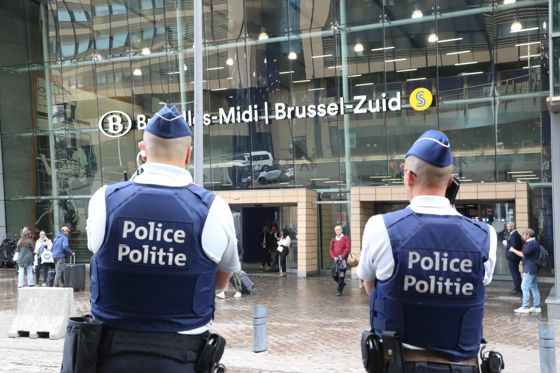 Gara Bruxelles-Midi, unul dintre cele mai aglomerate puncte de acces feroviar din capitala Belgiei, a fost evacuată luni seara în urma descoperirii a două colete suspecte pe două peroane, declanșând o operațiune de urgență menită să asigure siguranța pasagerilor și a personalului din zonă