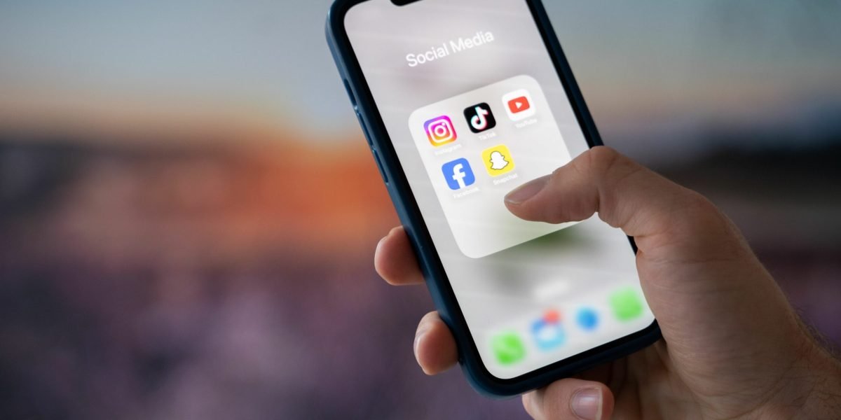 Indonezia stabilește un precedent în regiune, anunțând interzicerea rețelelor sociale pentru copiii sub 16 ani, măsură inspirată de exemplul Australiei