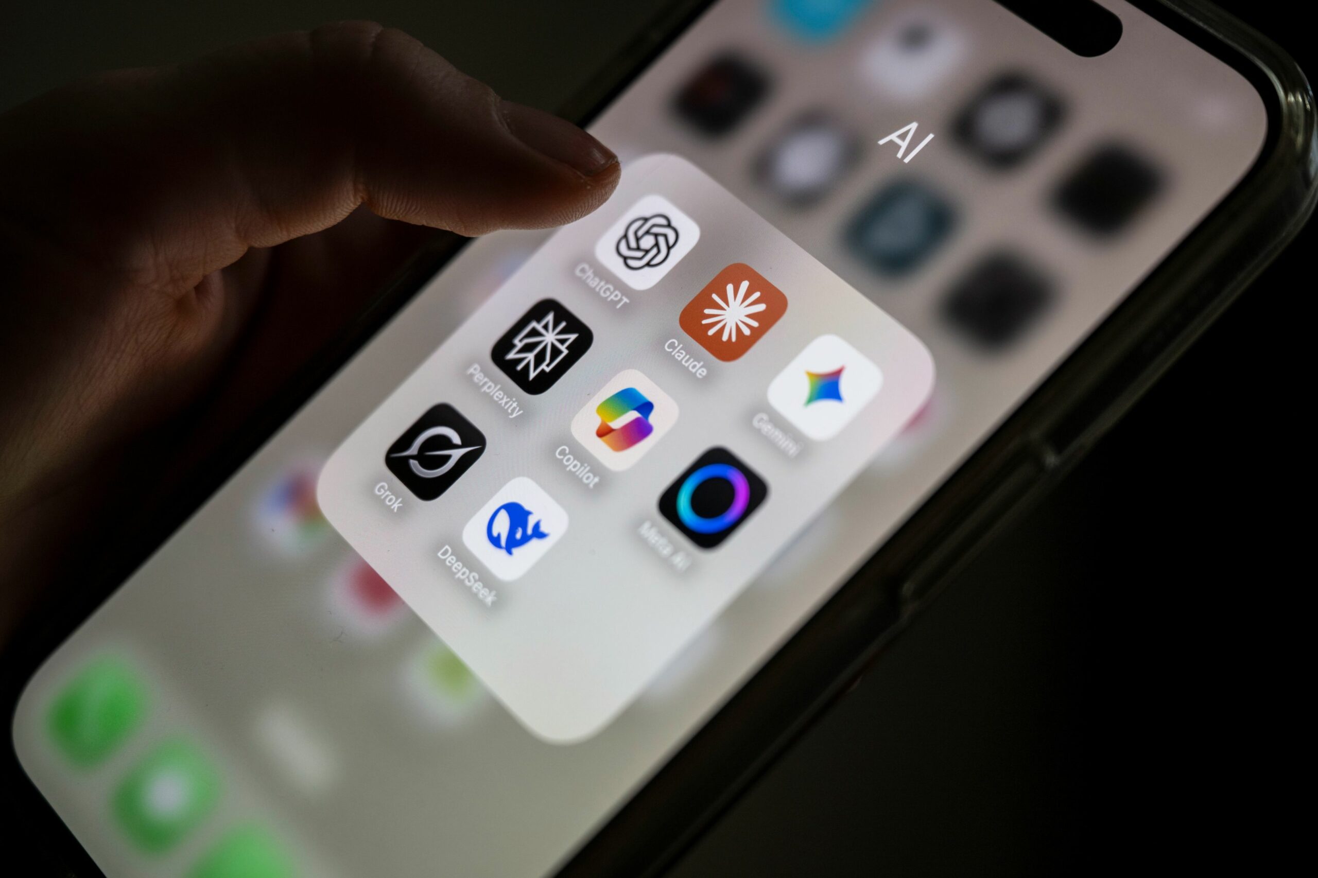 Un val de controversă a lovit recent OpenAI, compania creatoare a popularului chatbot ChatGPT, după anunțul oficial privind un nou parteneriat cu Departamentul Apărării din Statele Unite, mai precis cu Pentagonul