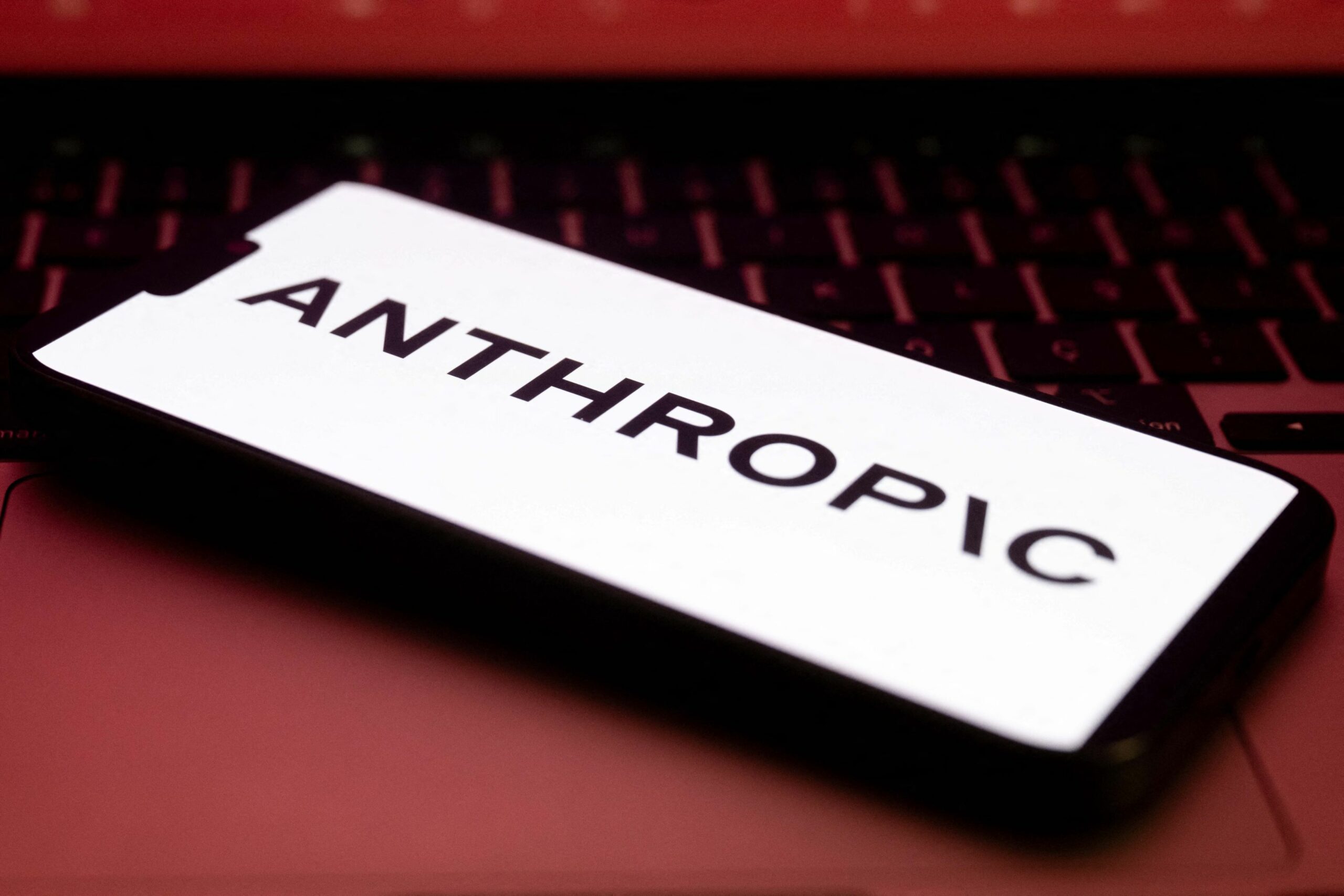 Negocierile dintre Anthropic și Departamentul Apărării al Statelor Unite au fost reluate după un impas tensionat care a pus în pericol un contract prioritar pentru dezvoltarea tehnologiilor de inteligență artificială destinate armatei americane