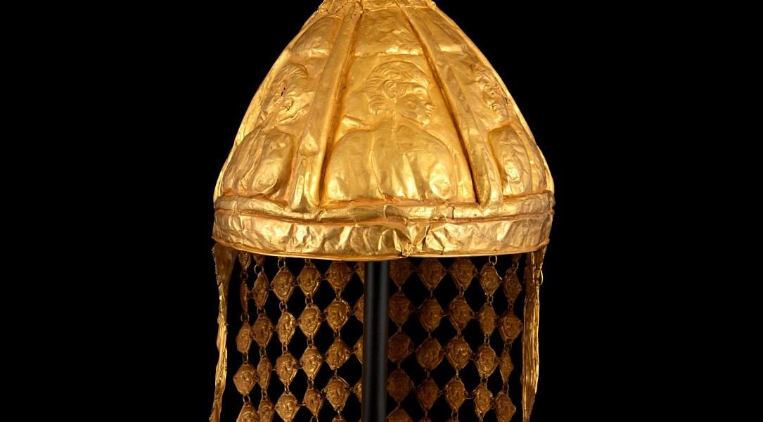 Un patrimoniu cultural european și oriental, greu de egalat, va fi pus recent pe buticul licitațiilor din București: „Cuceritorul cu cască de eroi”, o cască de aur unică în lume, cu o poveste ce traversează milenii, va fi scos la vânzare de casa Artmark, în cadrul unei licitații ce se va desfășura pe 31 martie atât la Palatul Cesianu-Racoviță, cât și online