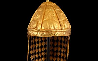 Un patrimoniu cultural european și oriental, greu de egalat, va fi pus recent pe buticul licitațiilor din București: „Cuceritorul cu cască de eroi”, o cască de aur unică în lume, cu o poveste ce traversează milenii, va fi scos la vânzare de casa Artmark, în cadrul unei licitații ce se va desfășura pe 31 martie atât la Palatul Cesianu-Racoviță, cât și online