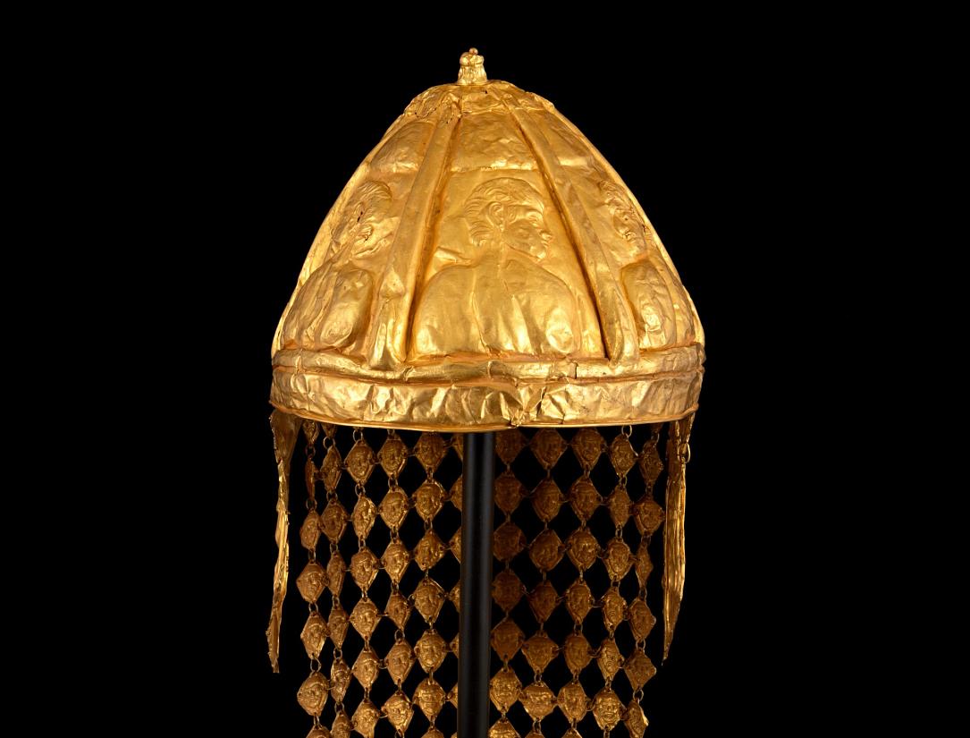 Un patrimoniu cultural european și oriental, greu de egalat, va fi pus recent pe buticul licitațiilor din București: „Cuceritorul cu cască de eroi”, o cască de aur unică în lume, cu o poveste ce traversează milenii, va fi scos la vânzare de casa Artmark, în cadrul unei licitații ce se va desfășura pe 31 martie atât la Palatul Cesianu-Racoviță, cât și online