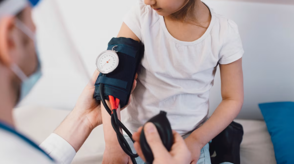 Persoanele care suferă simultan de insomnie și apnee obstructivă în somn se confruntă cu un risc crescut de hipertensiune și boli cardiovasculare, arată un studiu recent realizat de cercetători de la Yale School of Medicine