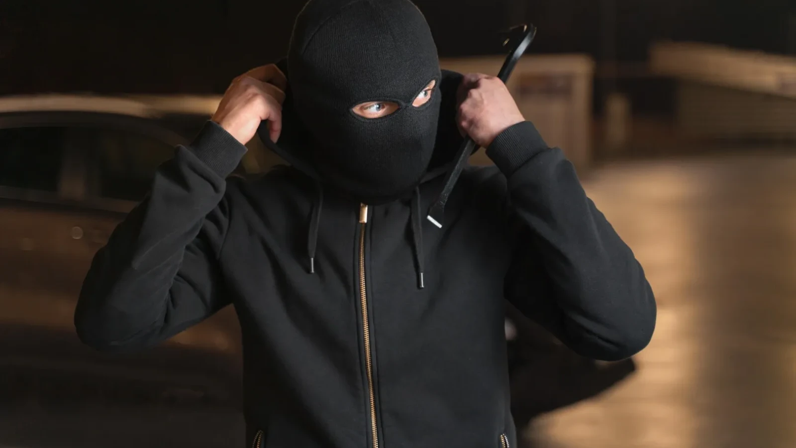 Un incident de o gravitate rar întâlnită a zguduit recent comunitatea sportivă britanică, după ce un fost fotbalist cunoscut pentru cariera sa de succes a devenit protagonistul unei intrigi complicate, combinând gesturi de ospitalitate și o știre de furtișag