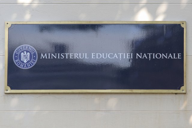 Ministerul Educației pregătește introducerea portofoliului profesional al cadrelor didactice, un proces ce va schimba radical evaluarea și succesele în domeniu Autoritățile din Ministerul Educației au anunțat oficial, luni, încercarea de a implementa o nouă metodologie pentru elaborarea și gestionarea portofoliului profesional al cadrului didactic, o măsură menită să redefinească standardele și modul în care performanța profesorilor este evaluată pe termen lung
