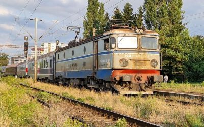 De la 6 ore și 25 de minute la peste 11 ore: drumul de coșmar al trenurilor pe ruta București-Timișoara După mai bine de trei decenii, călătoria cu trenul între București și Timișoara, unul dintre cele mai importante trasee feroviare ale României, s-a transformat dintr-una rapidă într-o adevărată epopee pe șine