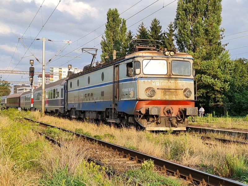De la 6 ore și 25 de minute la peste 11 ore: drumul de coșmar al trenurilor pe ruta București-Timișoara După mai bine de trei decenii, călătoria cu trenul între București și Timișoara, unul dintre cele mai importante trasee feroviare ale României, s-a transformat dintr-una rapidă într-o adevărată epopee pe șine