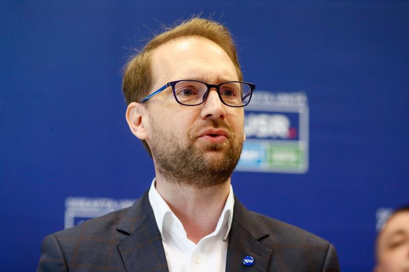 Surpriza în ecuația politică a zilei: Dominic Fritz, președintele USR, a lăsat să se întrevadă ieri că schimbările din rândul social-democraților ar putea avea consecințe importante asupra guvernării actuale, afirmând că este „surprins” de poziția liderului PSD, Sorin Grindeanu
