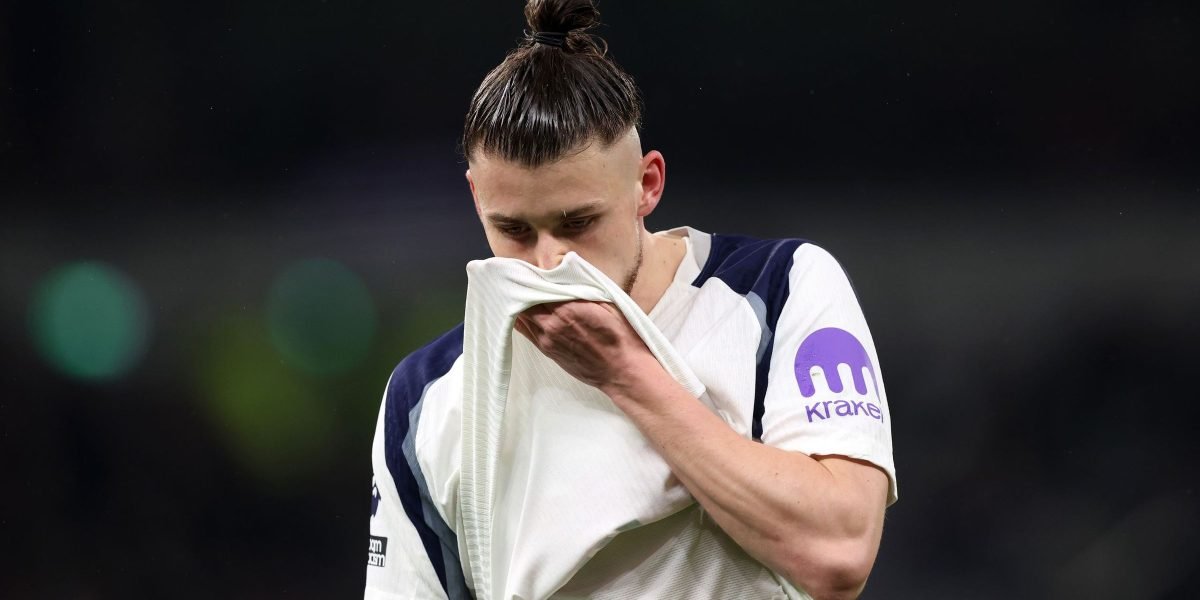 Radu Drăgușin, în pericol să piardă o sumă uriașă din cauza faptului că nu va juca în meciul crucial pentru Tottenham Radu Drăgușin nu va putea evolua astăzi pentru Tottenham în meciul cu Crystal Palace, fiind o victimă a regulamentului legat de accidentările la cap