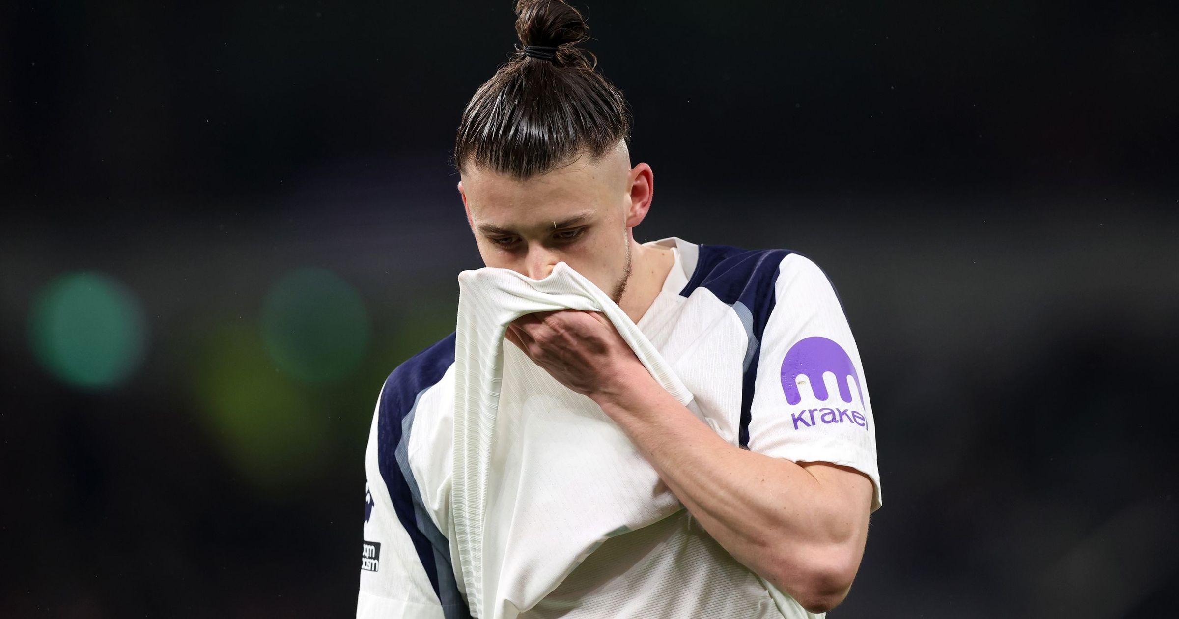 Radu Drăgușin, în pericol să piardă o sumă uriașă din cauza faptului că nu va juca în meciul crucial pentru Tottenham Radu Drăgușin nu va putea evolua astăzi pentru Tottenham în meciul cu Crystal Palace, fiind o victimă a regulamentului legat de accidentările la cap