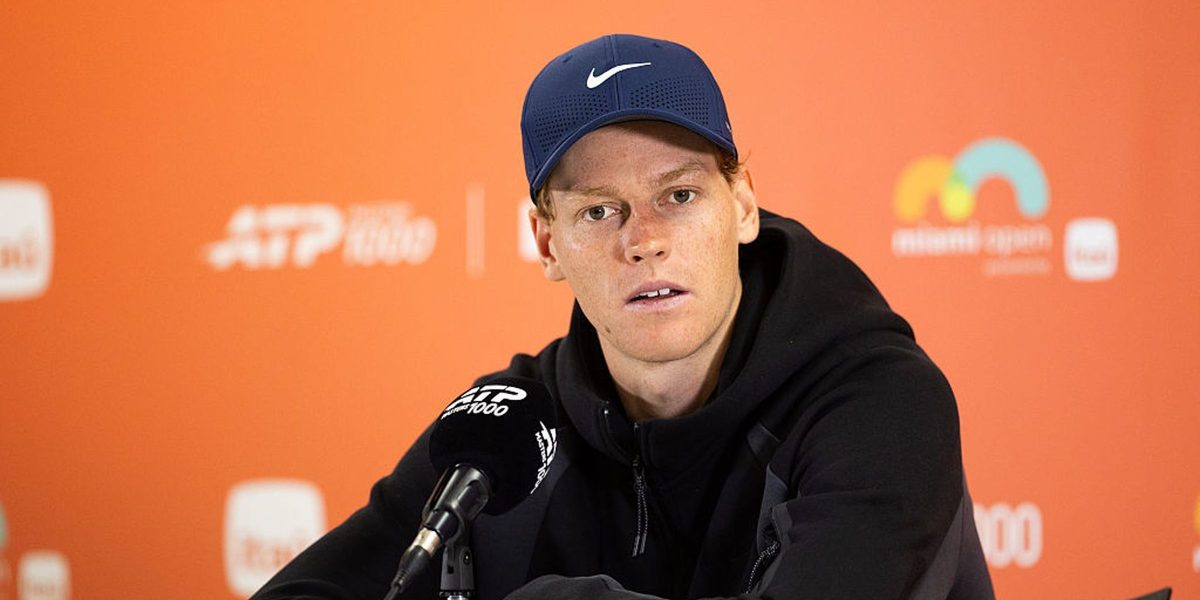 Jannik Sinner s-a calificat în finala turneului de la Miami Open 2026, după o demonstrație remarcabilă în semifinale, unde l-a învins pe Alexander Zverev în două seturi, scor 6-3, 7-6