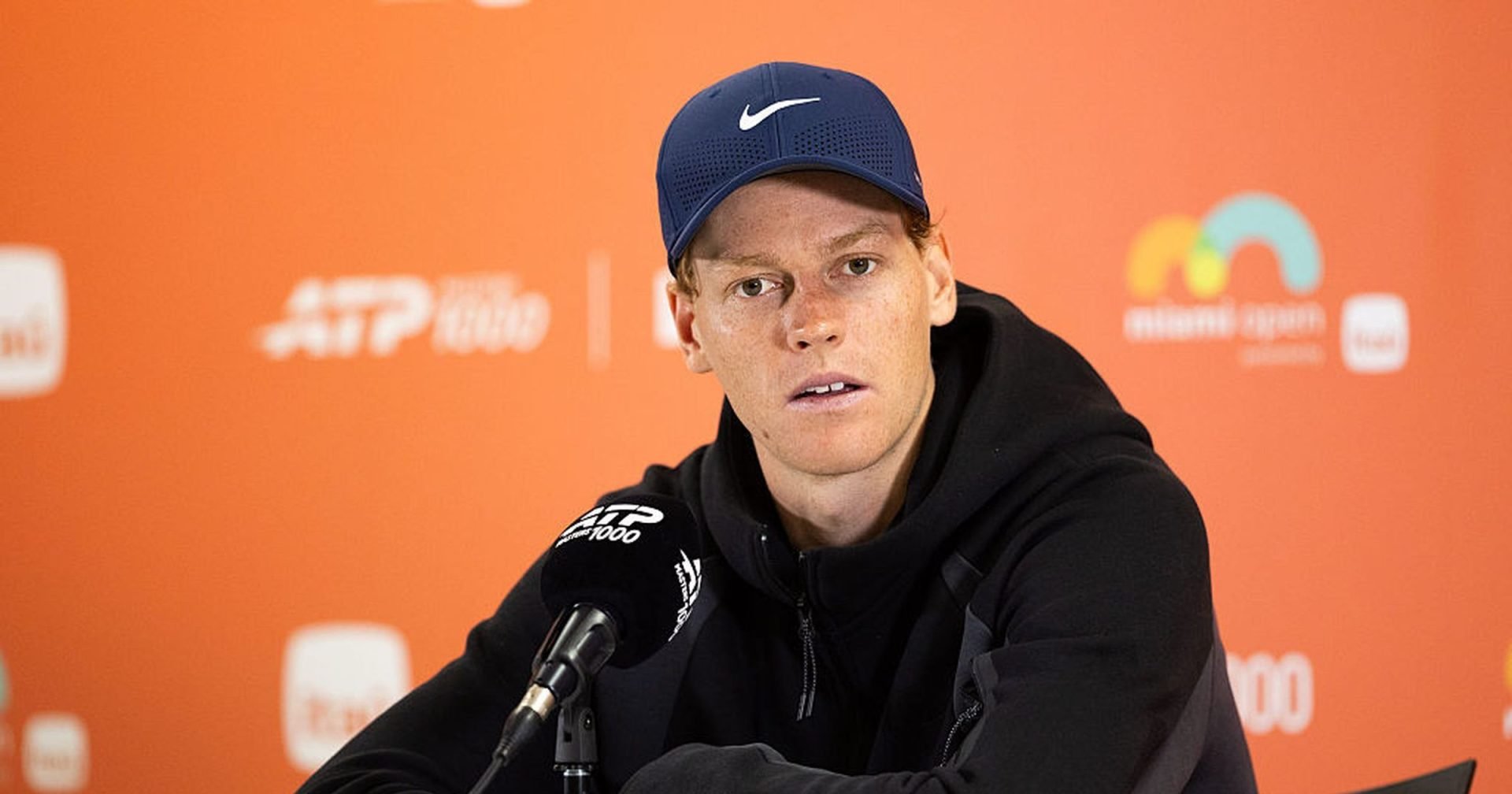 Jannik Sinner s-a calificat în finala turneului de la Miami Open 2026, după o demonstrație remarcabilă în semifinale, unde l-a învins pe Alexander Zverev în două seturi, scor 6-3, 7-6