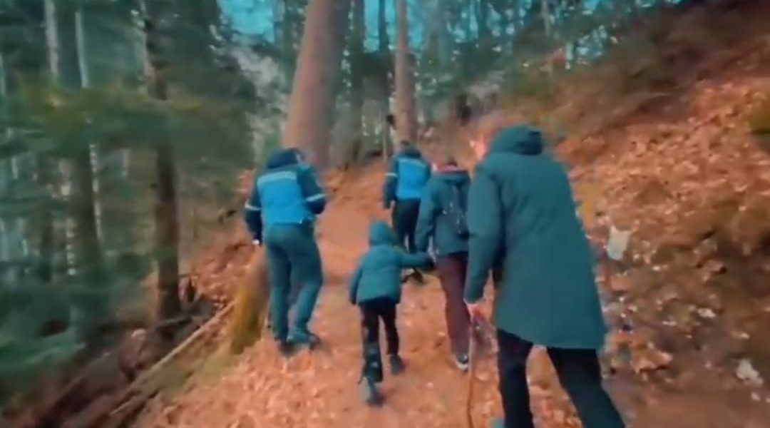 Turiști din Letonia, salvați în ultimul moment de un urs pe Poteca Regală din Sinaia Un incident neașteptat a avut loc joi după-amiază în munții din apropierea stațiunii Sinaia, acolo unde turiștii sunt obișnuiți cu frumusețea naturală, dar și cu pericolele specific zonei montane