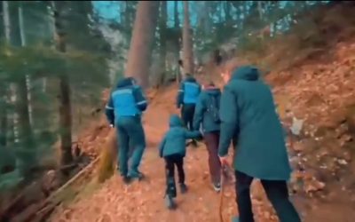 Turiști din Letonia, salvați în ultimul moment de un urs pe Poteca Regală din Sinaia Un incident neașteptat a avut loc joi după-amiază în munții din apropierea stațiunii Sinaia, acolo unde turiștii sunt obișnuiți cu frumusețea naturală, dar și cu pericolele specific zonei montane