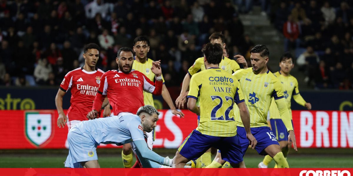 Benfica pierde dramatic în fața lui Arouca după un scenariu plin de controverse și incidente Benfica a suferit o înfrângere dureroasă în meciul de sâmbătă seara împotriva echipei Arouca, scor 1-2, într-un joc tensionat din cadrul celei de-a 26-a etape a Ligii Portugal Betclic