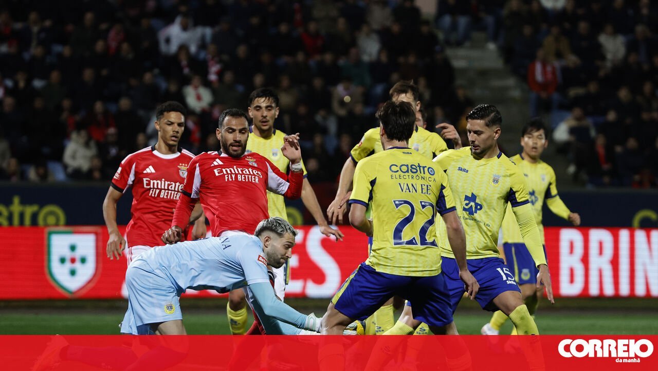 Benfica pierde dramatic în fața lui Arouca după un scenariu plin de controverse și incidente Benfica a suferit o înfrângere dureroasă în meciul de sâmbătă seara împotriva echipei Arouca, scor 1-2, într-un joc tensionat din cadrul celei de-a 26-a etape a Ligii Portugal Betclic