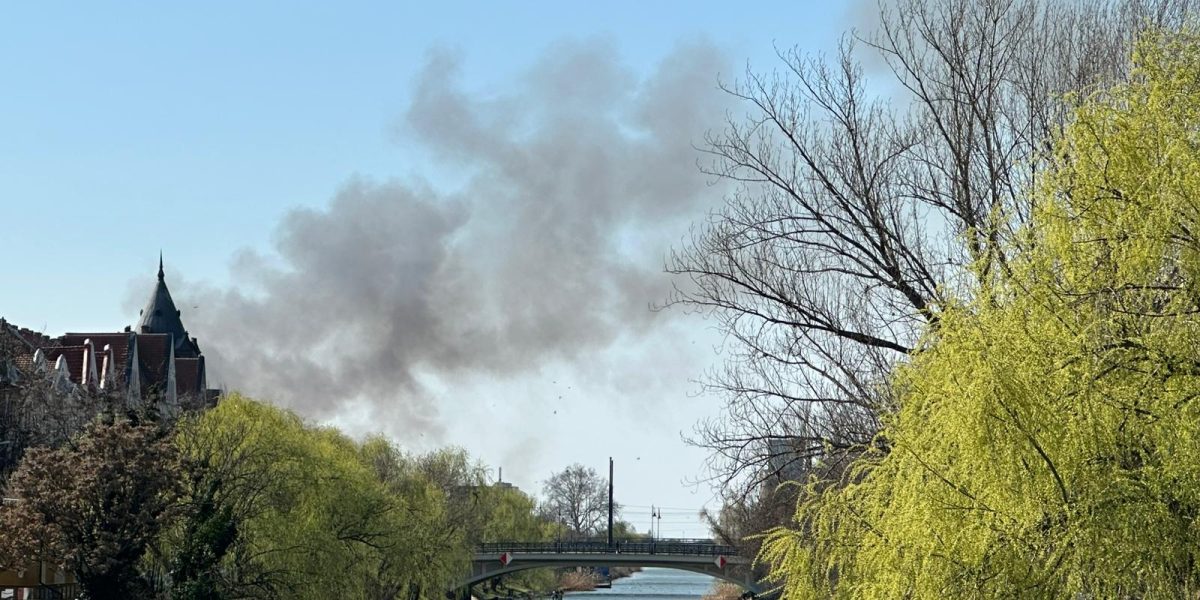 Pompierii din Timișoara intervin în aceste momente pentru stingerea unui incendiu izbucnit în zona Freidorf, în apropiere de Liceul Tehnologic Transporturi Auto