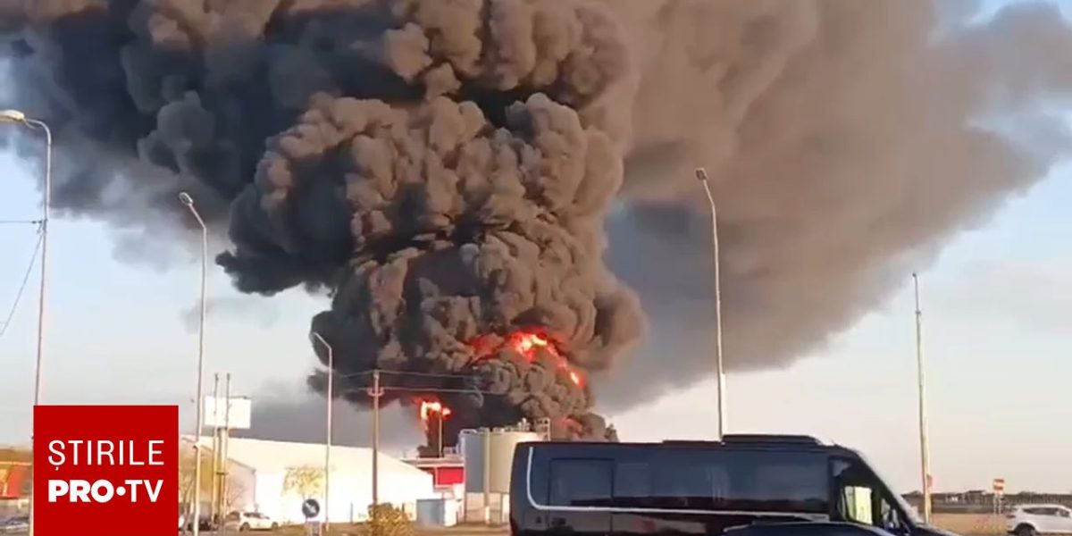 Incendiul de la Aradul Nou: pompierii intervin cu forțe considerabile în zona industrială Incendiul izbucnit în zona industrială din cartierul Aradul Nou a generat alarmă în rândul autorităților și a locuitorilor din apropiere