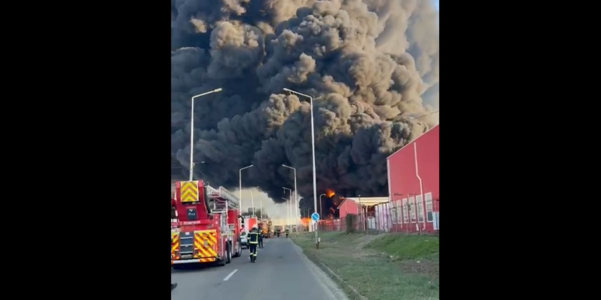 Incendiu major la o fabrică de polistiren din Arad: pericol de poluare și evacuări temporare ale populației Un incendiu de amploare a avut loc miercuri dimineață la o fabrică de polistiren situată în municipiul Arad, provocând evakuări și un semnal de alarmă privind riscurile generate de fumurile toxice