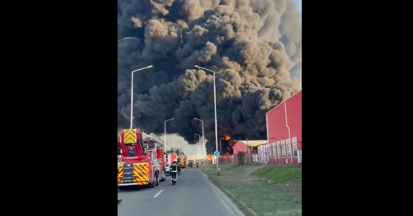 Incendiu major la o fabrică de polistiren din Arad: pericol de poluare și evacuări temporare ale populației Un incendiu de amploare a avut loc miercuri dimineață la o fabrică de polistiren situată în municipiul Arad, provocând evakuări și un semnal de alarmă privind riscurile generate de fumurile toxice