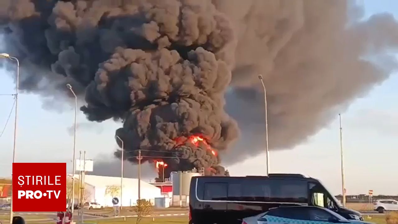 Incendiul de la Aradul Nou: pompierii intervin cu forțe considerabile în zona industrială Incendiul izbucnit în zona industrială din cartierul Aradul Nou a generat alarmă în rândul autorităților și a locuitorilor din apropiere