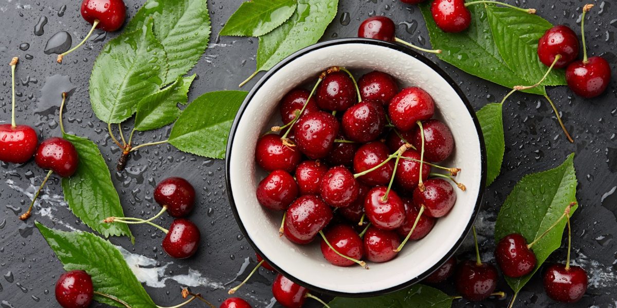 Cireșele închise la culoare, iubite pentru gustul lor dulce și aromat, ar putea ascunde secretul unui nou aliat în lupta contra unuia dintre cele mai agresive forme de cancer de sân