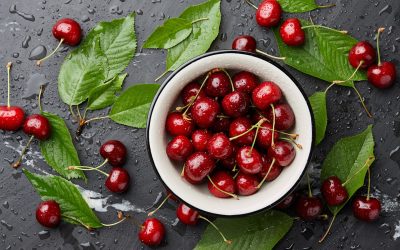 Cireșele închise la culoare, iubite pentru gustul lor dulce și aromat, ar putea ascunde secretul unui nou aliat în lupta contra unuia dintre cele mai agresive forme de cancer de sân