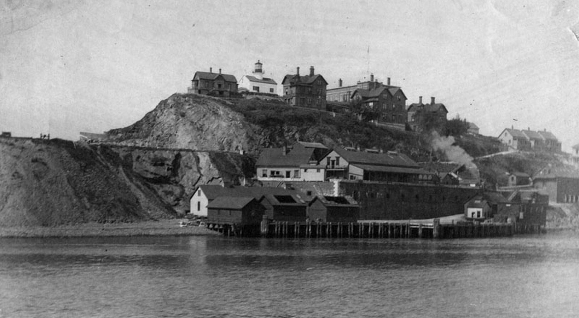 Trecutul închisorii Alcatraz: 63 de ani de la închiderea „Stâncii” Pe 21 martie, commemorăm un moment important din istoria penitenciarului legendar Alcatraz, închisoare care, timp de aproape trei decenii, și-a câștigat renumele ca fiind „cel mai dur” loc de detenție din Statele Unite