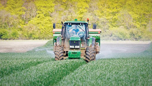 Criza globală a îngrășămintelor: blocaje, creșteri de prețuri și impact asupra pieței agricole Conflictele geopolitice din Orientul Mijlociu și sancțiunile economice impuse Rusiei au declanșat o criză pe piața globală a îngrășămintelor, alimentând temeri legate de securitatea alimentară mondială