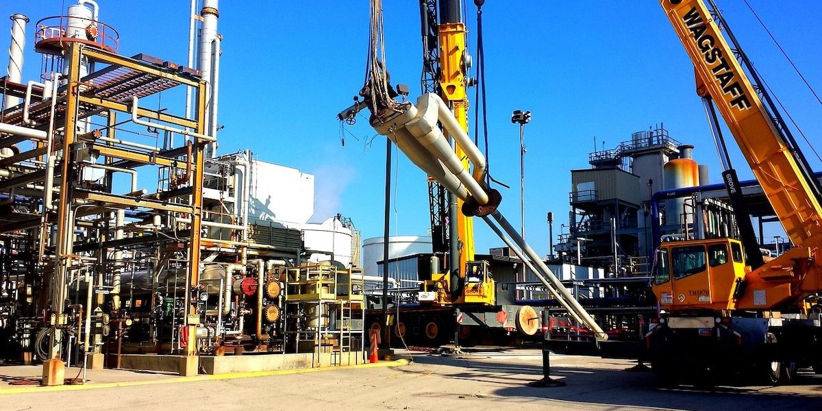 Prețul petrolului depășește pragul critic de 100 de dolari pe baril, marcând un prag simbolic și o alertă pentru piețele globale