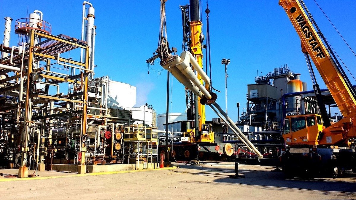 Prețul petrolului depășește pragul critic de 100 de dolari pe baril, marcând un prag simbolic și o alertă pentru piețele globale