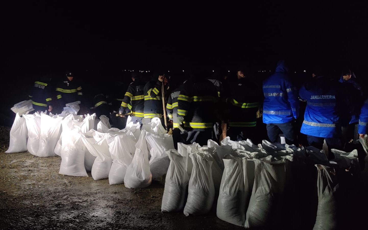 Intervenție de urgență în Vrancea: o persoană salvata din izolare, zeci de oameni evacuați în condiții de siguranță Noaptea trecută, județul Vrancea a fost scena unor acțiuni intense de intervenție în urma riscului major de inundații