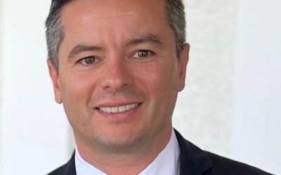 Într-o dimineață obișnuită de aeroport, în Otopeni, am avut oportunitatea de a întâlni un visator pragmatic, pe tatăl unei povești de succes aproape incredibilă: domnul J, fondator și proprietar al unei firme românești care a depășit pragul de 100 de milioane de euro în cifră de afaceri