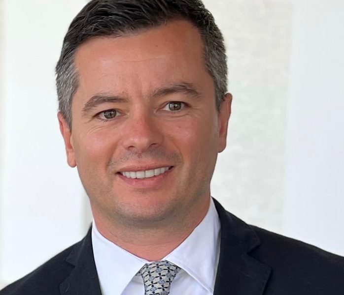 Într-o dimineață obișnuită de aeroport, în Otopeni, am avut oportunitatea de a întâlni un visator pragmatic, pe tatăl unei povești de succes aproape incredibilă: domnul J, fondator și proprietar al unei firme românești care a depășit pragul de 100 de milioane de euro în cifră de afaceri