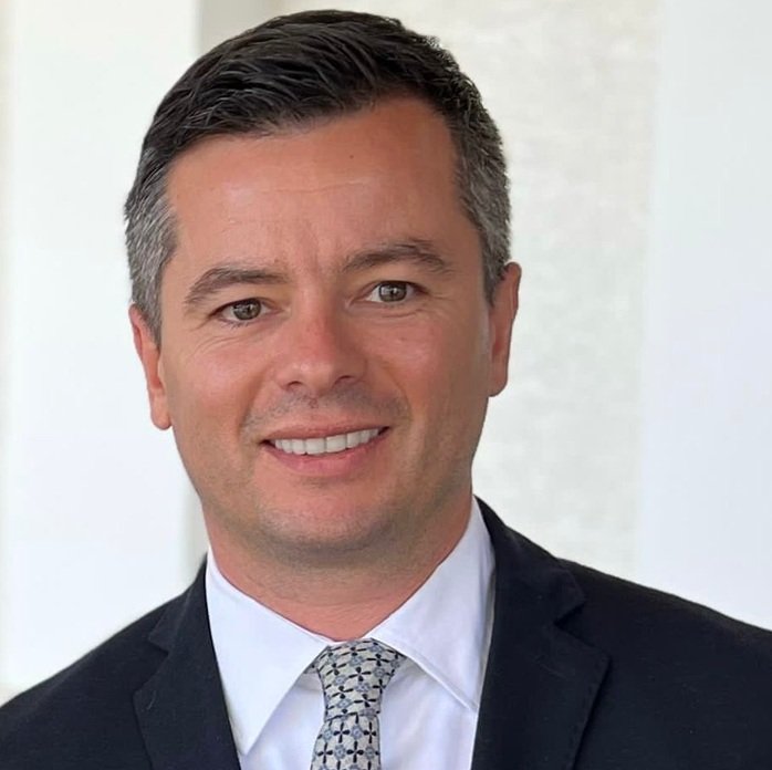 Într-o dimineață obișnuită de aeroport, în Otopeni, am avut oportunitatea de a întâlni un visator pragmatic, pe tatăl unei povești de succes aproape incredibilă: domnul J, fondator și proprietar al unei firme românești care a depășit pragul de 100 de milioane de euro în cifră de afaceri