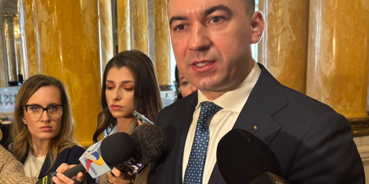 Guvernul analizează mai multe scenarii pentru gestionarea creșterii prețurilor la carburanți, inclusiv reducerea accizei, în contextul turbulențelor internaționale Situația prețurilor la carburant devine tot mai tensionată, odată cu creșterea accelerată a cotațiilor internaționale, influențată de conflictul în Orientul Mijlociu