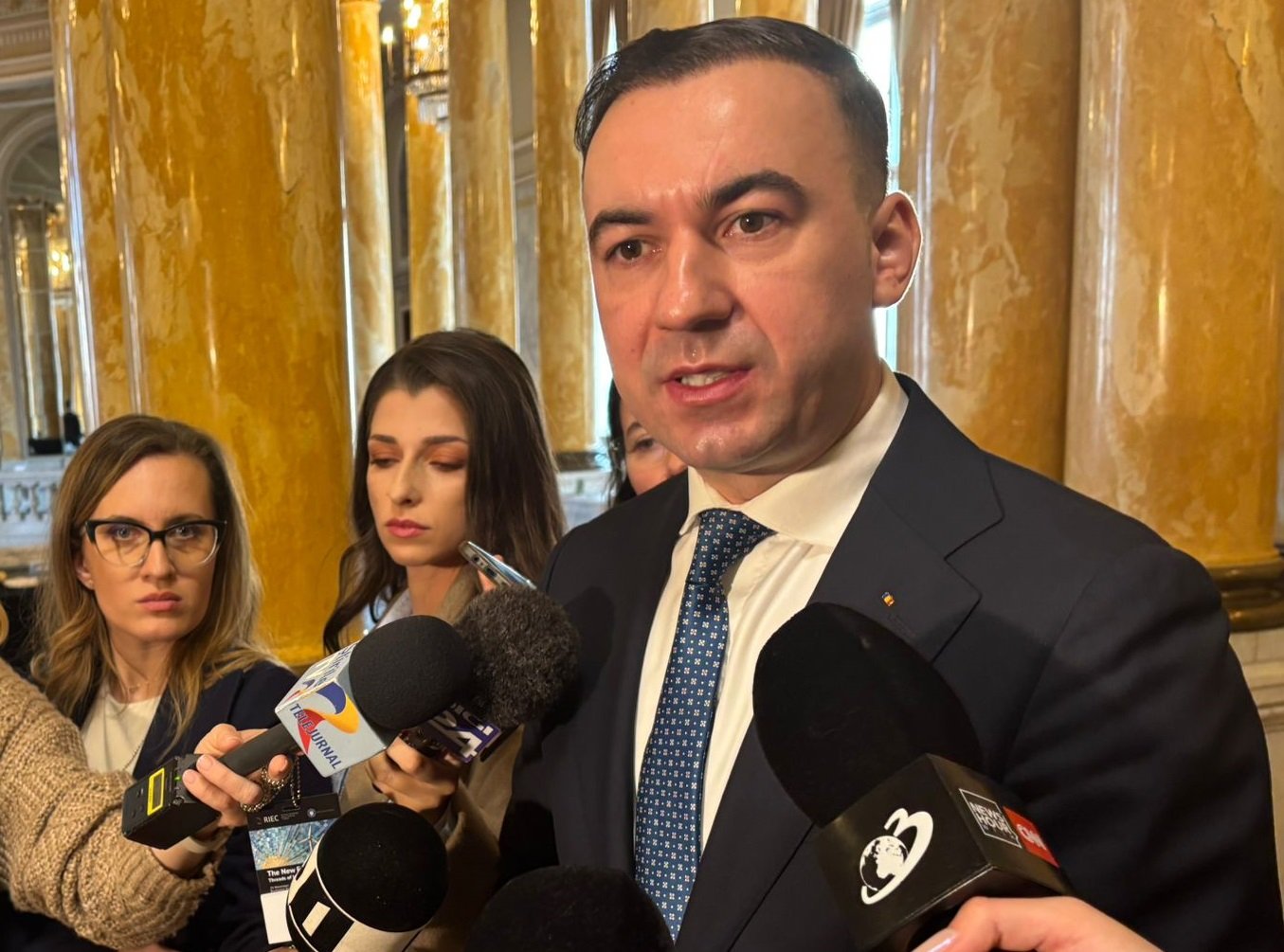 Guvernul analizează mai multe scenarii pentru gestionarea creșterii prețurilor la carburanți, inclusiv reducerea accizei, în contextul turbulențelor internaționale Situația prețurilor la carburant devine tot mai tensionată, odată cu creșterea accelerată a cotațiilor internaționale, influențată de conflictul în Orientul Mijlociu