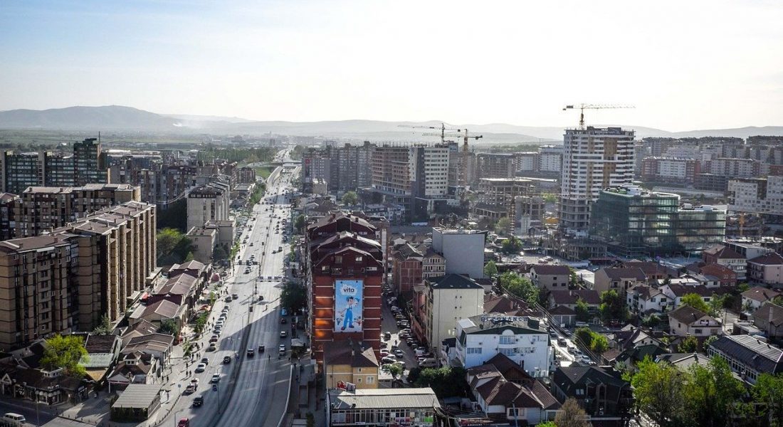 Curtea Constituțională a Kosovo respinge decretul președintei Vjosa Osmani pentru dizolvarea parlamentului Decizia Curții Constituționale de la Priștina a relansat criza politică din Kosovo, după ce instanța a invalidat măsura luată luni de președinta Vjosa Osmani, care decretase dizolvarea legislativului și convocarea unor alegeri anticipate