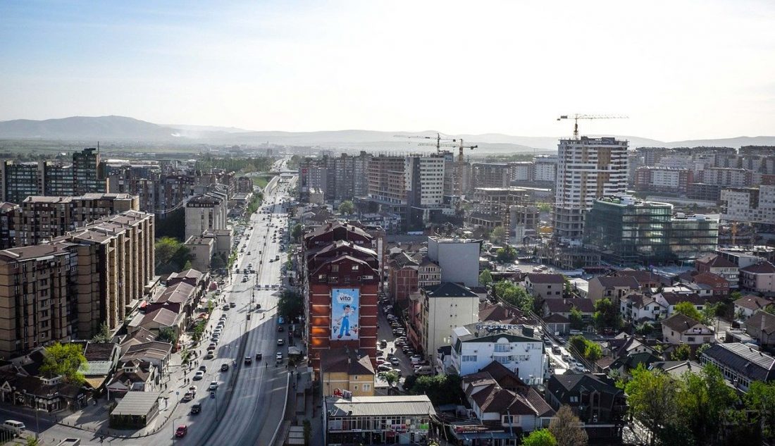 Curtea Constituțională a Kosovo respinge decretul președintei Vjosa Osmani pentru dizolvarea parlamentului Decizia Curții Constituționale de la Priștina a relansat criza politică din Kosovo, după ce instanța a invalidat măsura luată luni de președinta Vjosa Osmani, care decretase dizolvarea legislativului și convocarea unor alegeri anticipate