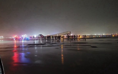 Un incident neașteptat s-a produs pe pista aeroportului LaGuardia din New York, implicând un avion comercial și un vehicul de intervenție, provocând panică și posibil impact asupra operațiunilor aeroportuare