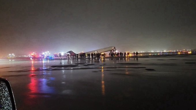 Un incident neașteptat s-a produs pe pista aeroportului LaGuardia din New York, implicând un avion comercial și un vehicul de intervenție, provocând panică și posibil impact asupra operațiunilor aeroportuare