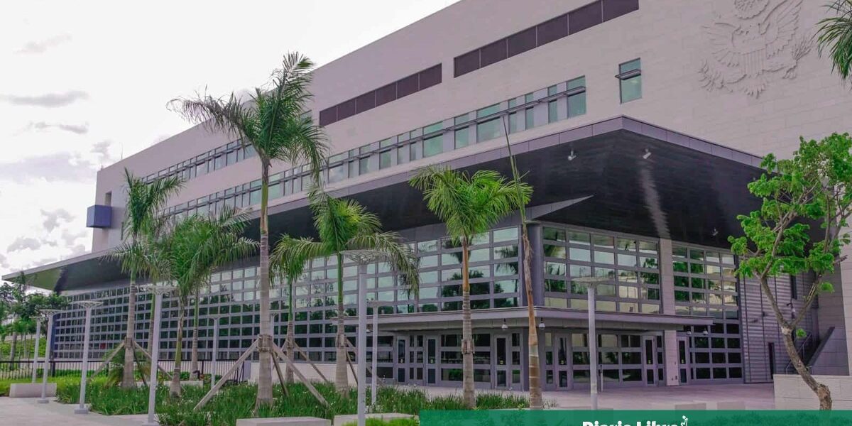 Scandal la Ambasada SUA din Republica Dominicană: Oficiali acuzați de abuzuri și corupție în gestionarea programelor de viză Un scandal de amploare lovește ambasada Statelor Unite din Republica Dominicană, după ce fostul supervizor al unei divizii delicate, suspectat de abuzuri și corupție, a fost arestat și destituit